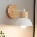 Stylowa lampa ścienna z drewna do harmonijnego domu