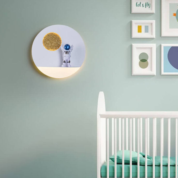 Współczesna Kreatywna Okrągła Lampa Ścienna LED Astronauta z Żelaza i Żywicy do Sypialni