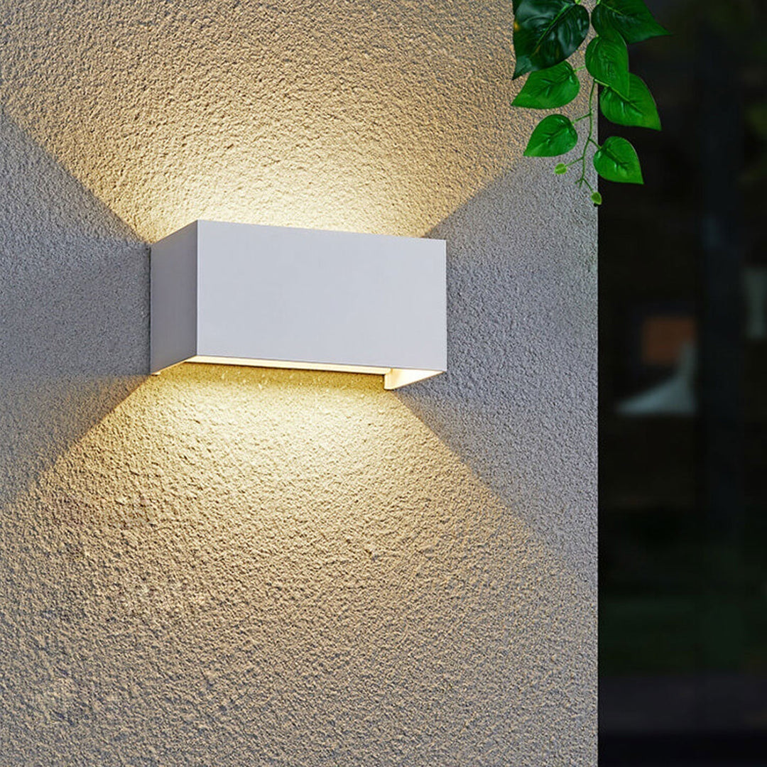 Nowoczesna wodoodporna prostokątna lampa LED na ścianę do użytku zewnętrznego z oświetleniem górnym i dolnym