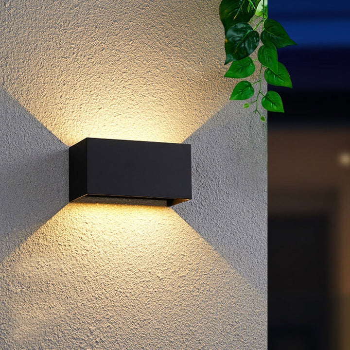 Nowoczesna wodoodporna prostokątna lampa LED na ścianę do użytku zewnętrznego z oświetleniem górnym i dolnym