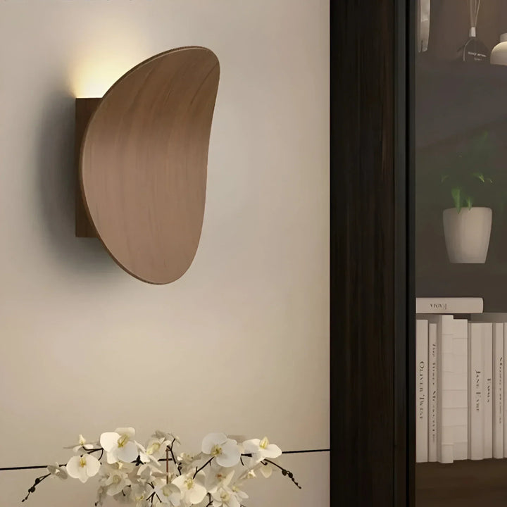 WoodLume – Krzywa Drewniana Lampa Ścienna