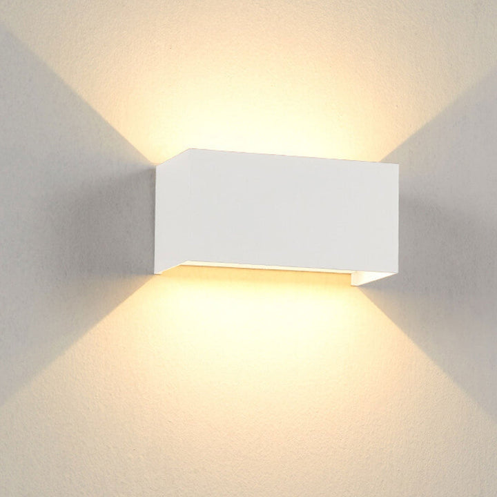Nowoczesna wodoodporna prostokątna lampa LED na ścianę do użytku zewnętrznego z oświetleniem górnym i dolnym