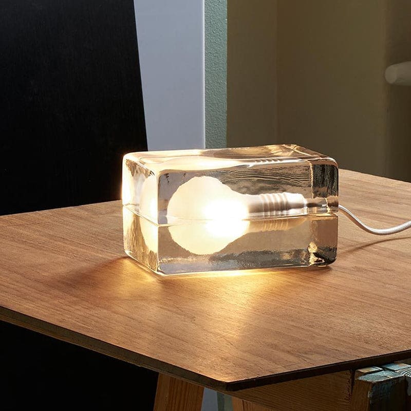 BrightCube – Minimalistyczna Lampa Stołowa z Przezroczystą Szklaną Kostką