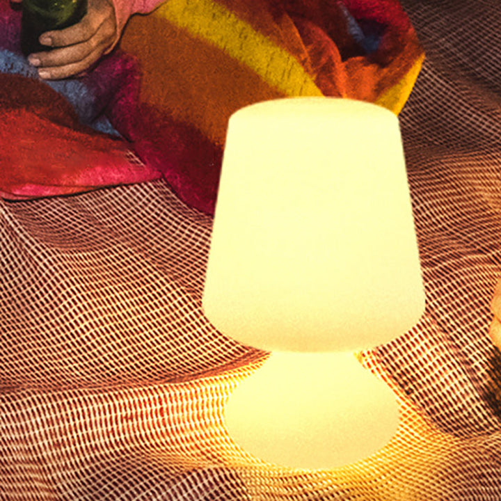 Nowoczesna minimalistyczna lampa stołowa LED w kształcie kubka PE z USB, nocna lampka do użytku na zewnątrz |