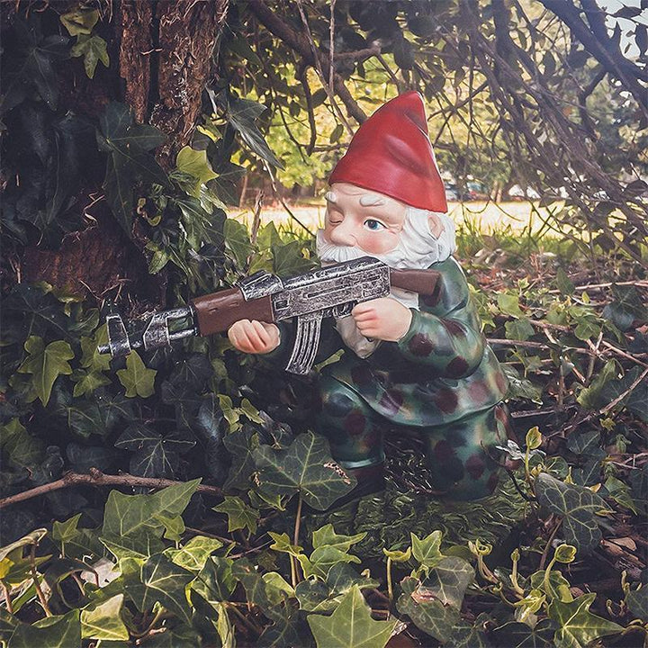 Militarny Gnom Ogrodowy w Mundurze Kamuflażowym