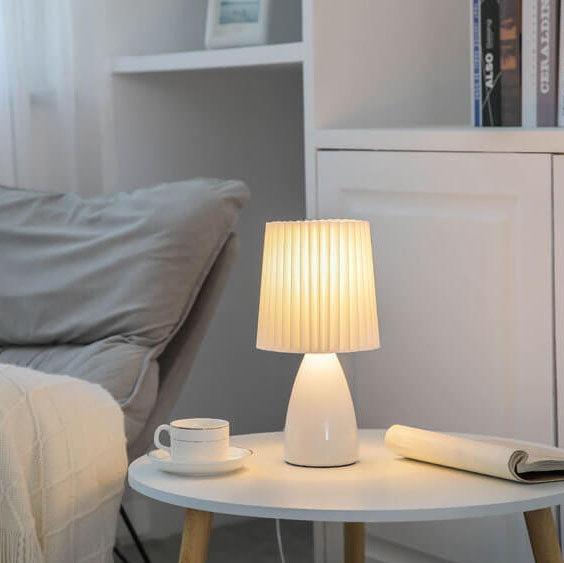 Skandynawska Retro Lampa Stołowa z Faldowanym Kloszem i Szklaną Bazą