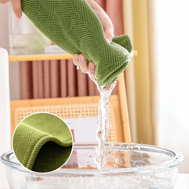Fartuch ochronny na meble z materiału w falisty wzór Chenille