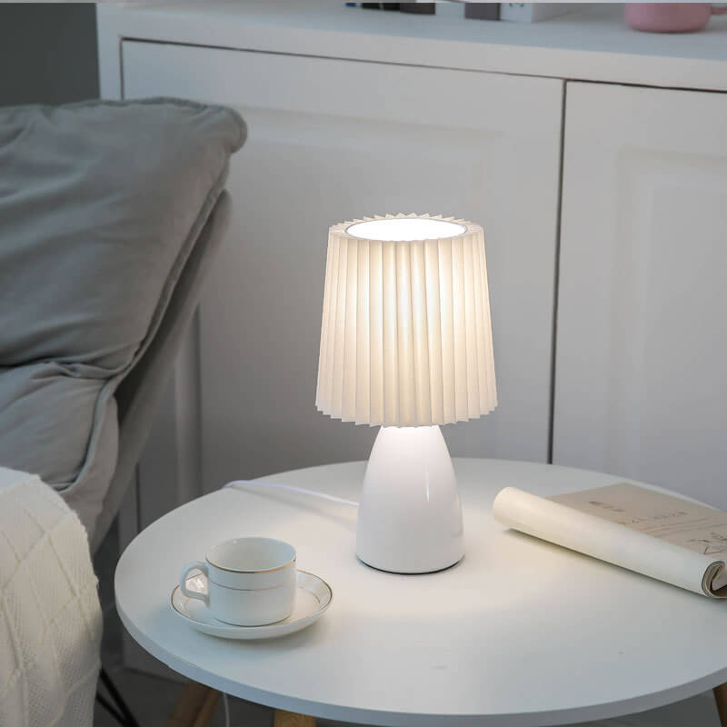 Skandynawska Retro Lampa Stołowa z Faldowanym Kloszem i Szklaną Bazą