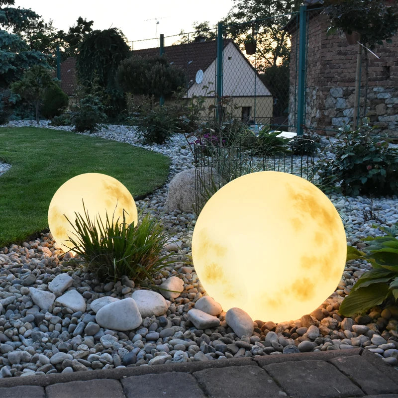 Lampa ogrodowa w kształcie księżyca