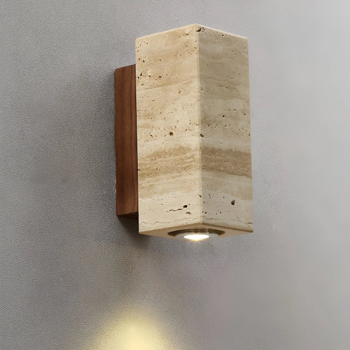 StoneLuxe – Naturalna Lampa Ścienna z Trawertynu