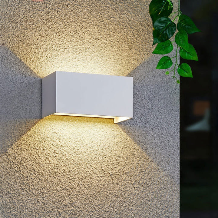Nowoczesna wodoodporna prostokątna lampa LED na ścianę do użytku zewnętrznego z oświetleniem górnym i dolnym