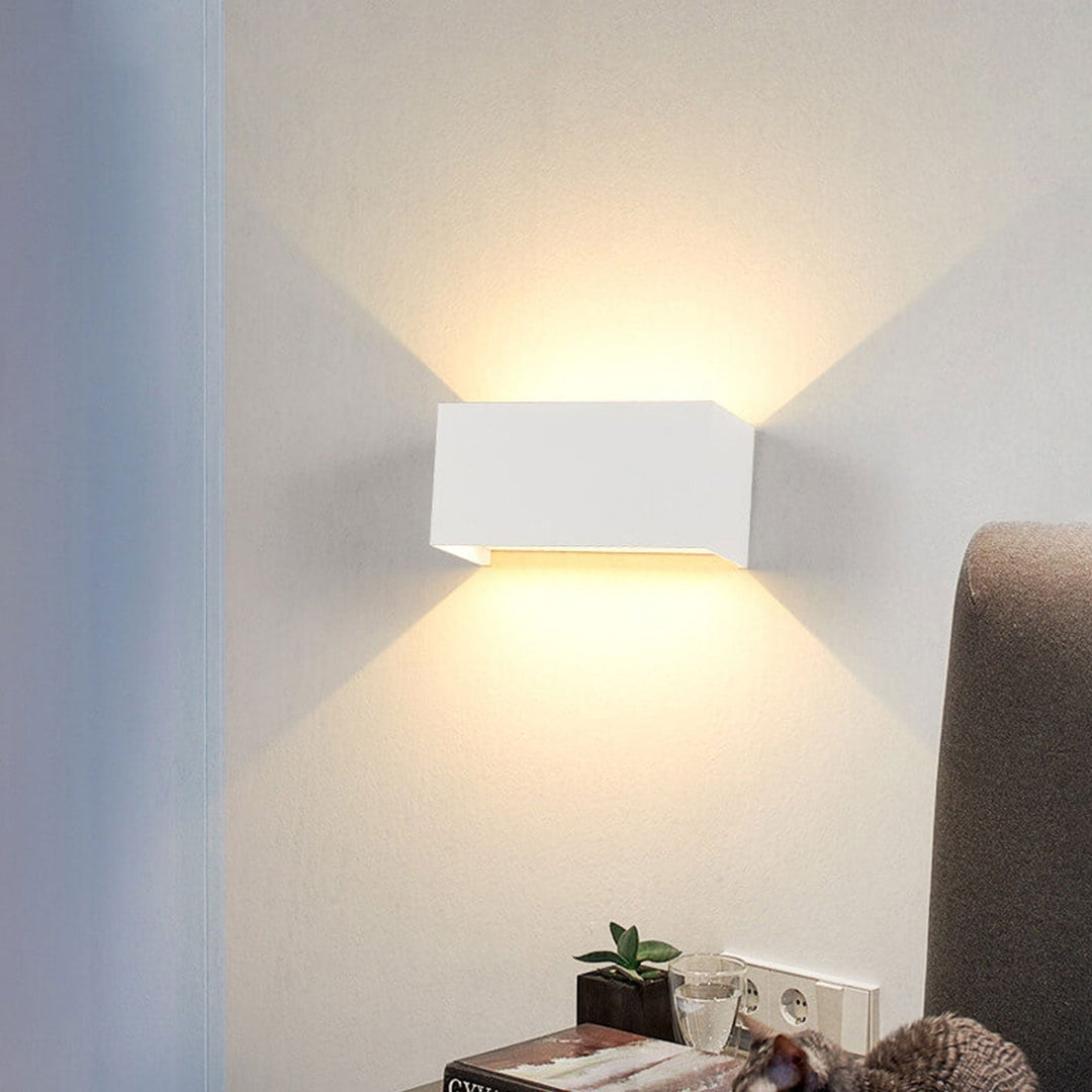 Nowoczesna wodoodporna prostokątna lampa LED na ścianę do użytku zewnętrznego z oświetleniem górnym i dolnym