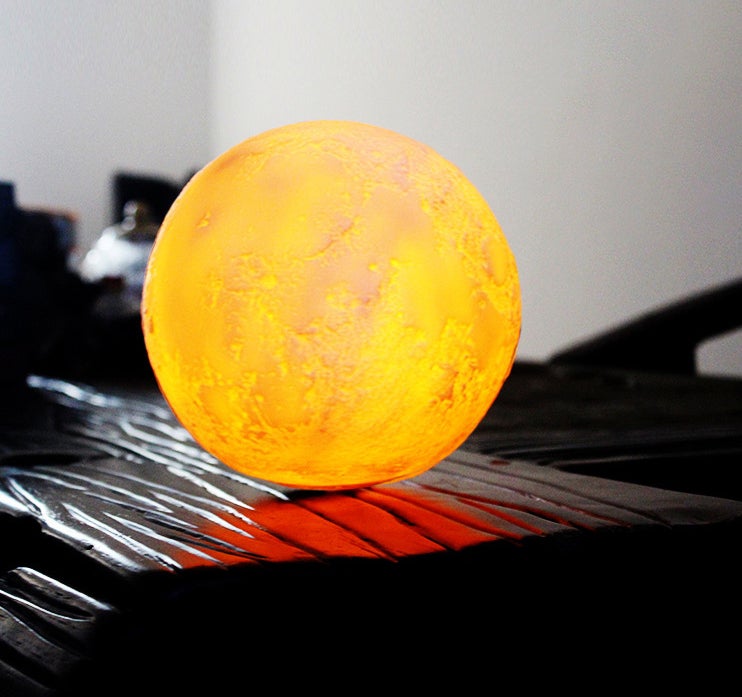 Kreatywna Mini Lampa Stołowa LED w Kształcie Księżyca 3D z Funkcją Ładowania