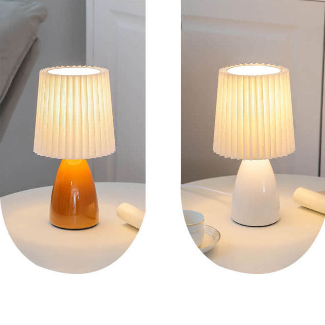 Skandynawska Retro Lampa Stołowa z Faldowanym Kloszem i Szklaną Bazą