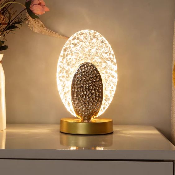 Nowoczesna i Luksusowa Lampa Stołowa w Kształcie Pawia - CrystalGlow