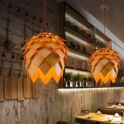 Ręcznie wykonana lampa wisząca z drewnianym szyszką