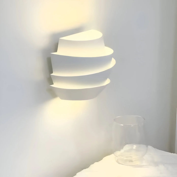 SolaraGlow – Lampa Ścienna inspirowana Francją