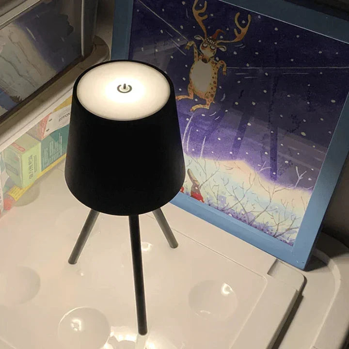 Nordycka lampa stołowa na trójnogu - Stylowa bezprzewodowa lampa LED nocna