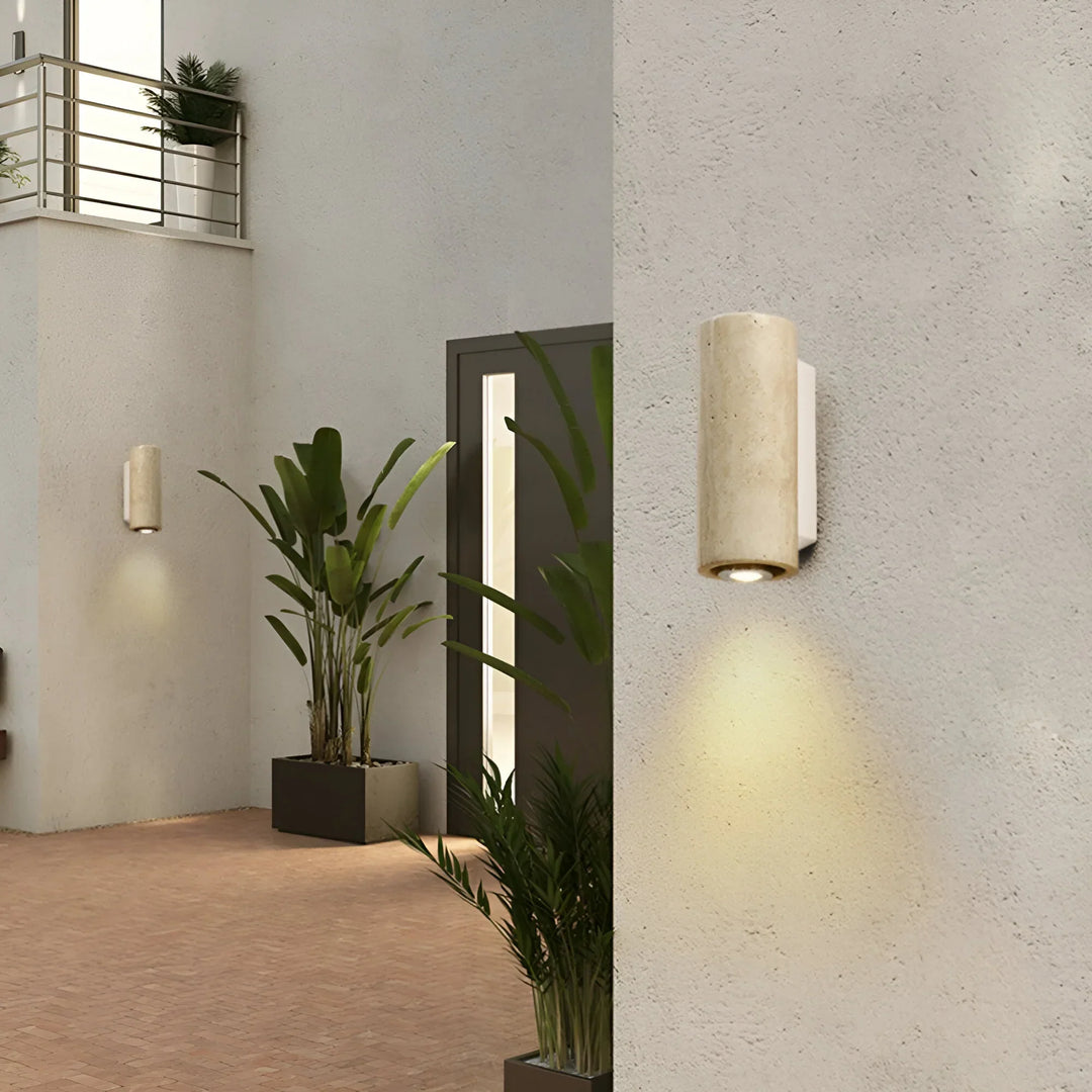 StoneLuxe – Naturalna Lampa Ścienna z Trawertynu