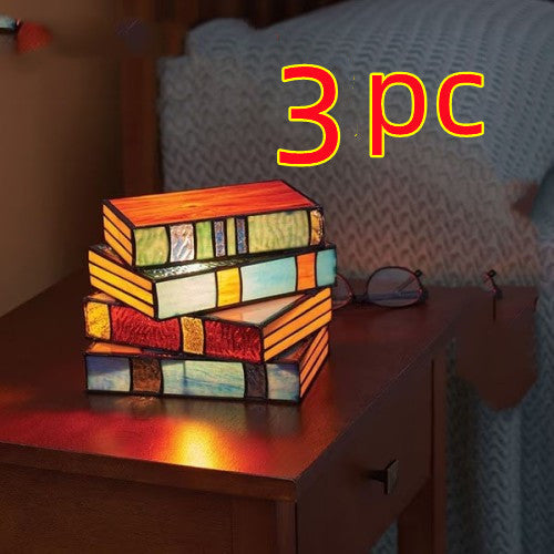 Lampa biurkowa z książkami w stosie