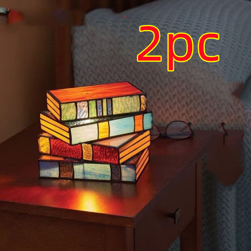 Lampa biurkowa z książkami w stosie