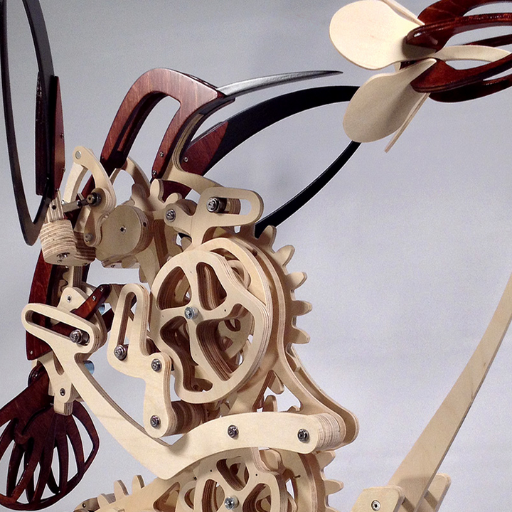 Rzeźba Kinetic Hummingbird z Drewna