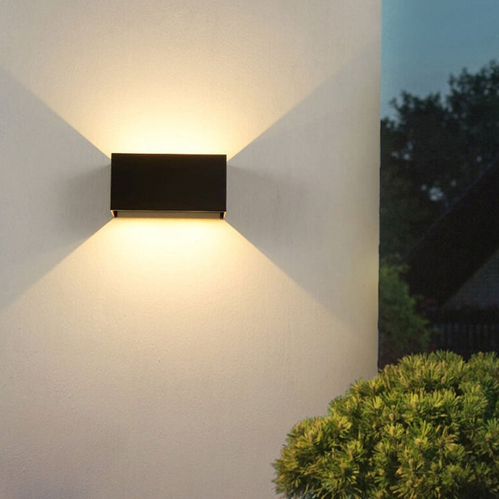 Nowoczesna wodoodporna prostokątna lampa LED na ścianę do użytku zewnętrznego z oświetleniem górnym i dolnym