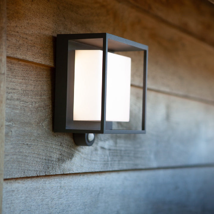 Lutec 6934601118 Curtis LED Antracytowa Lampa Ścienna zasilana energią słoneczną, nowoczesna, kwadratowa, montowana na powierzchni, z PIR