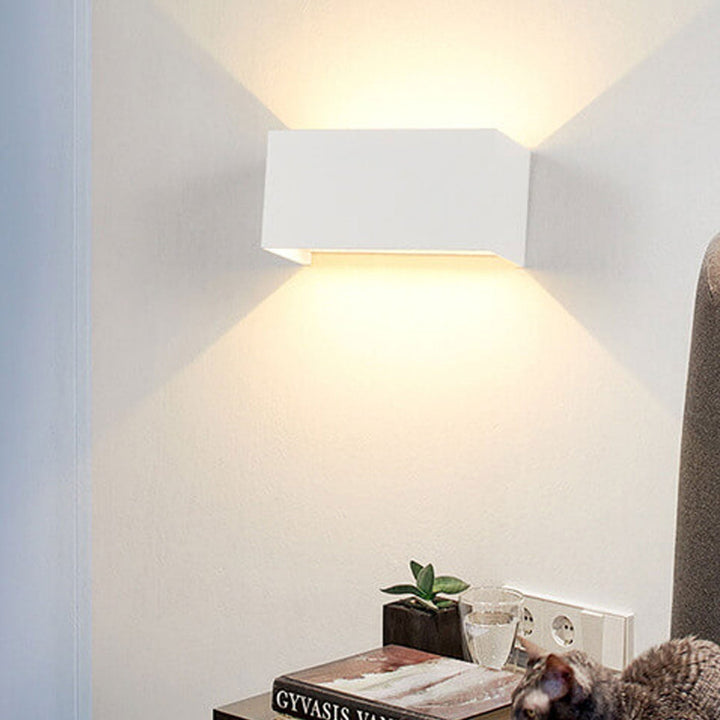 Nowoczesna wodoodporna prostokątna lampa LED na ścianę do użytku zewnętrznego z oświetleniem górnym i dolnym