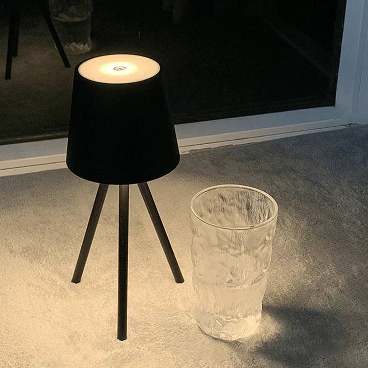 Nordycka lampa stołowa na trójnogu - Stylowa bezprzewodowa lampa LED nocna