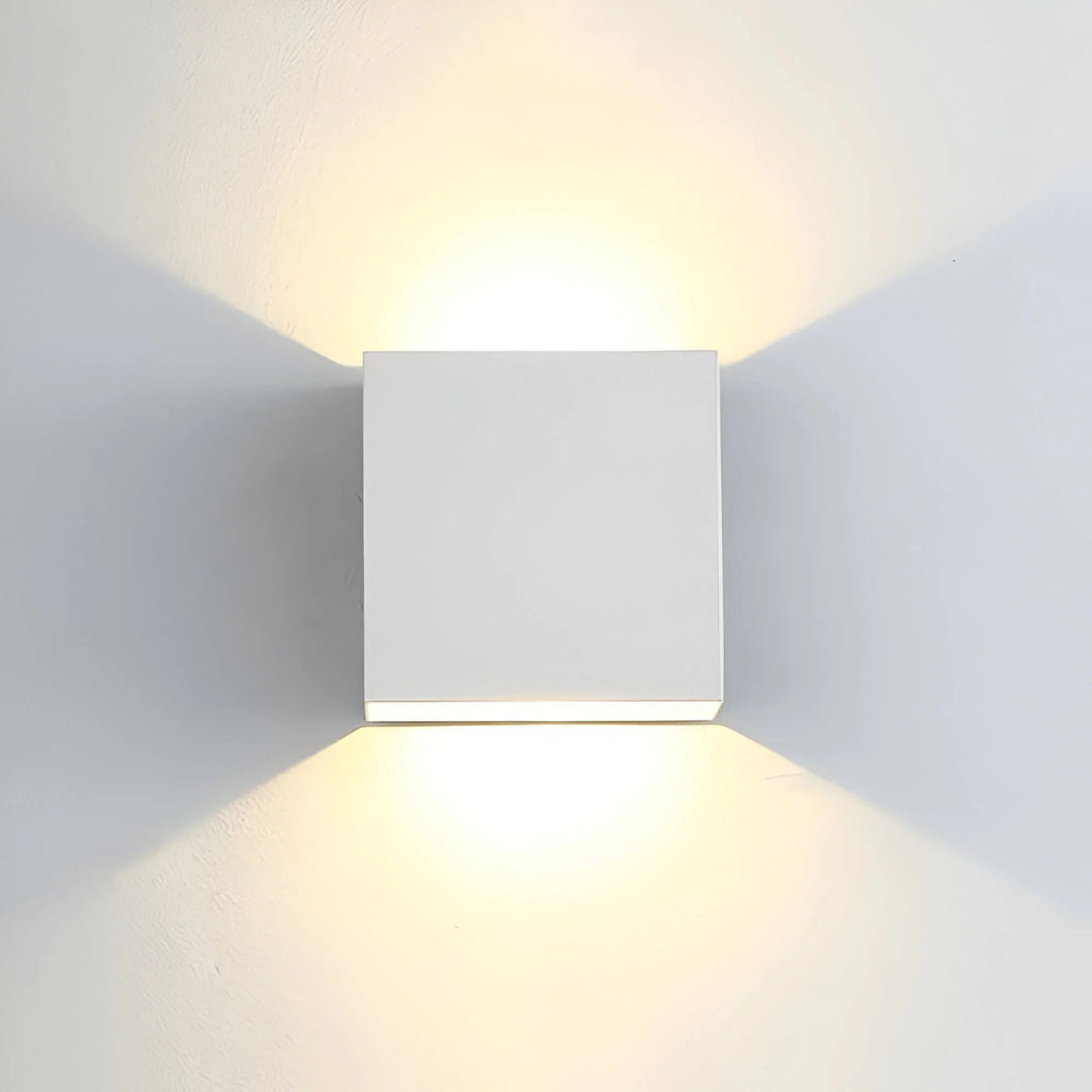 LumiCube – Minimalistyczna Lampa Ścienna w Kształcie Sześcianu