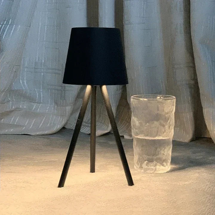 Nordycka lampa stołowa na trójnogu - Stylowa bezprzewodowa lampa LED nocna