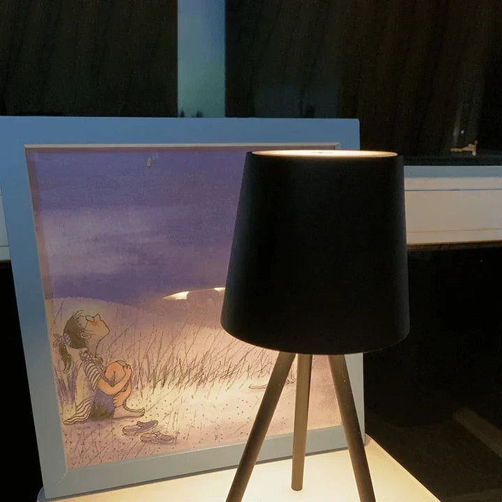 Nordycka lampa stołowa na trójnogu - Stylowa bezprzewodowa lampa LED nocna