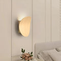 WoodLume – Krzywa Drewniana Lampa Ścienna