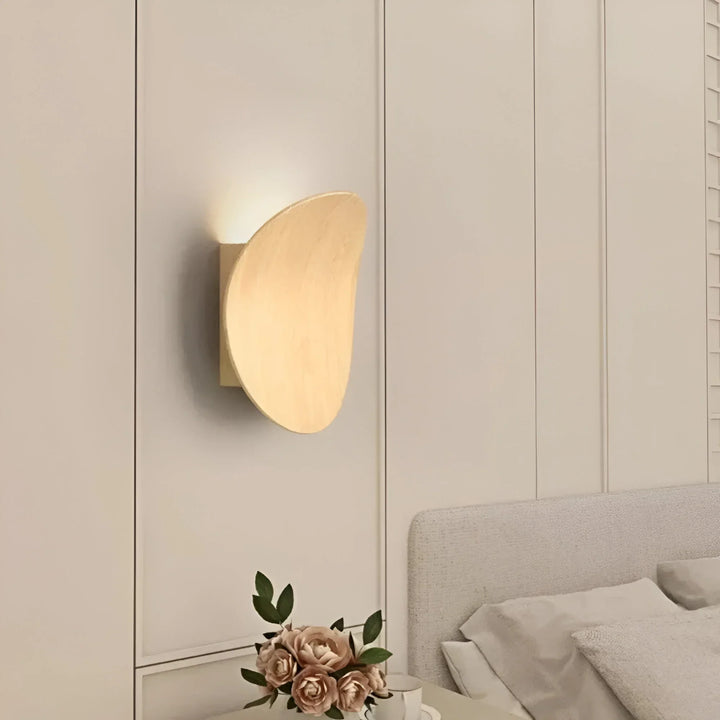 WoodLume – Krzywa Drewniana Lampa Ścienna