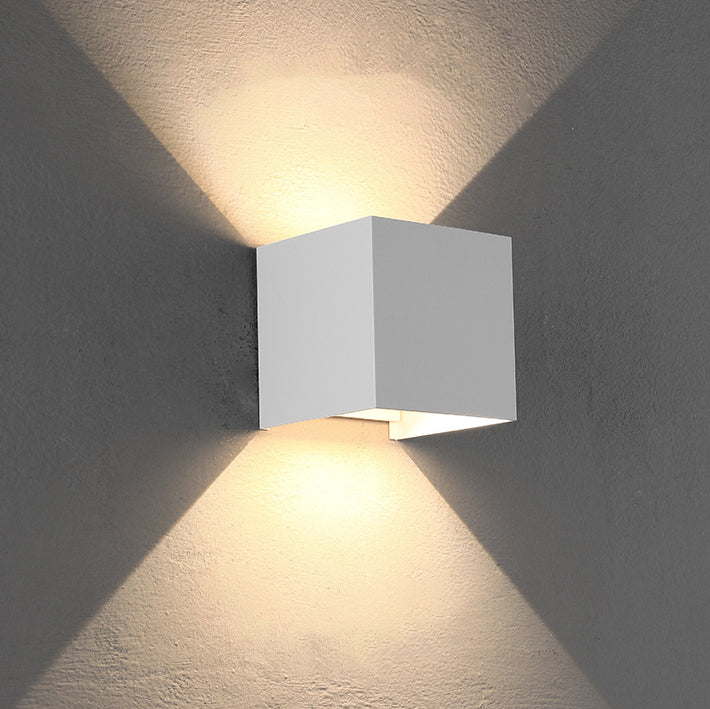 Nowoczesna Minimalistyczna Wodoodporna Lampa Ścienna LED w Kształcie Sześcianu z Aluminium i Szkła do Sypialni