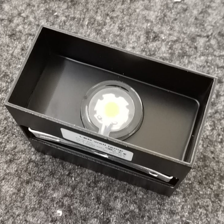 Nowoczesna Minimalistyczna Wodoodporna Lampa Ścienna LED w Kształcie Sześcianu z Aluminium i Szkła do Sypialni