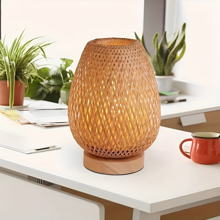 Lampa Stołowa z Bambusa z Zasilaniem USB – Zrównoważony i Oszczędny Projekt