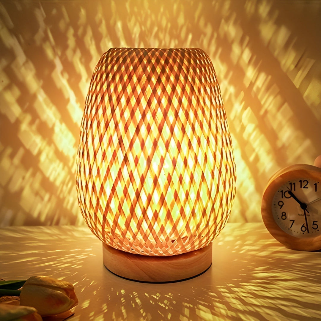 Lampa Stołowa z Bambusa z Zasilaniem USB – Zrównoważony i Oszczędny Projekt