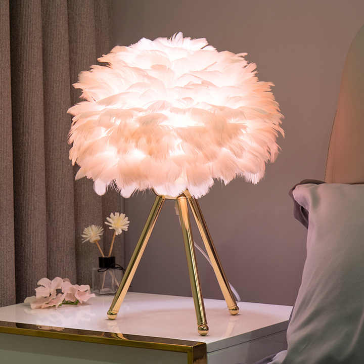 Lampa Stołowa Blossom – Elegancki Projekt z Piór