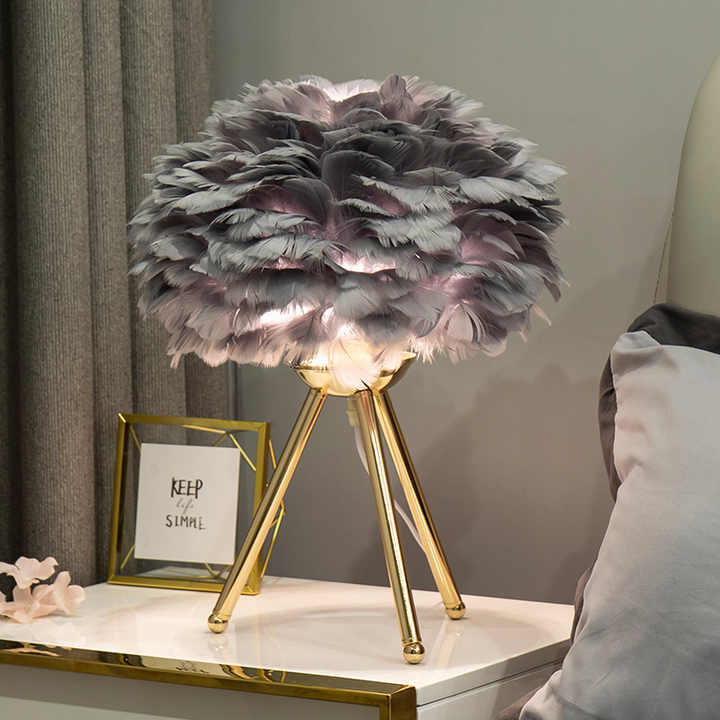 Lampa Stołowa Blossom – Elegancki Projekt z Piór