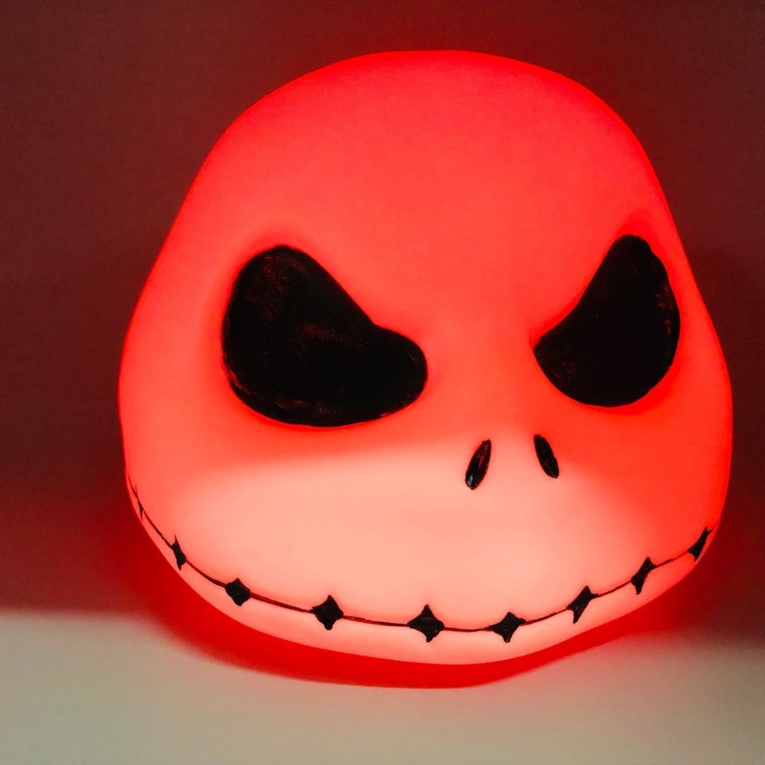 Halloween Jack Skellington Lampa Nocna – kolorowa figura anime z Dekoracji Świątecznej "Miasteczko Halloween"