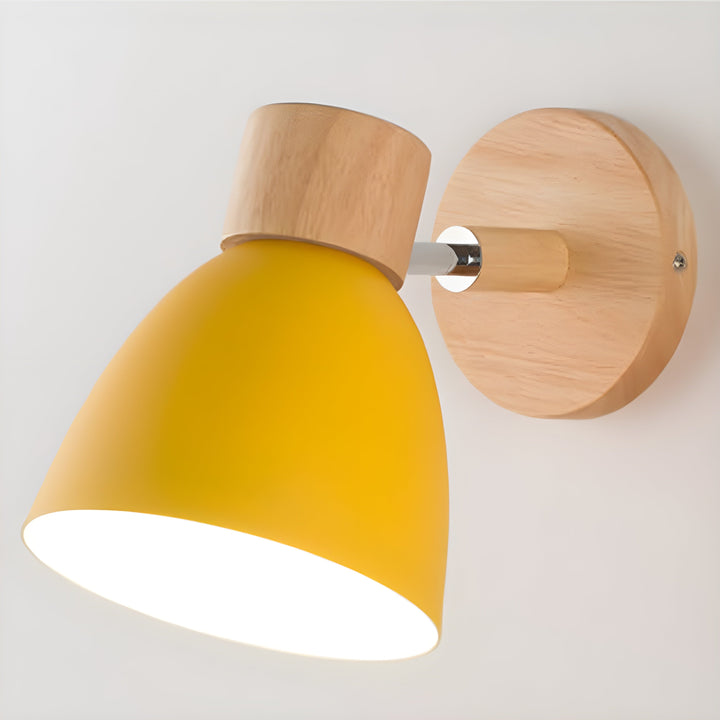 Drewniana nordycka lampa ścienna z włącznikiem do sypialni