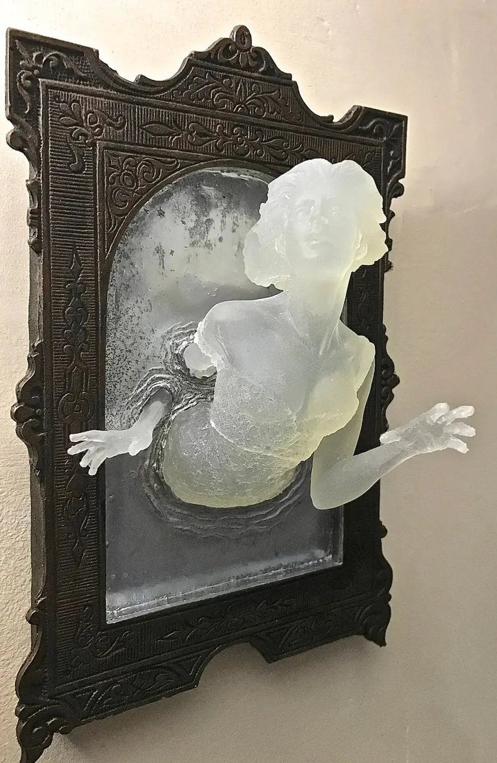 Duch w Lustrze – świecąca dekoracja ścienna 3D wykonana z żywicy do tajemniczych przestrzeni
