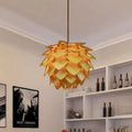 Ręcznie wykonana lampa wisząca z drewnianym szyszką