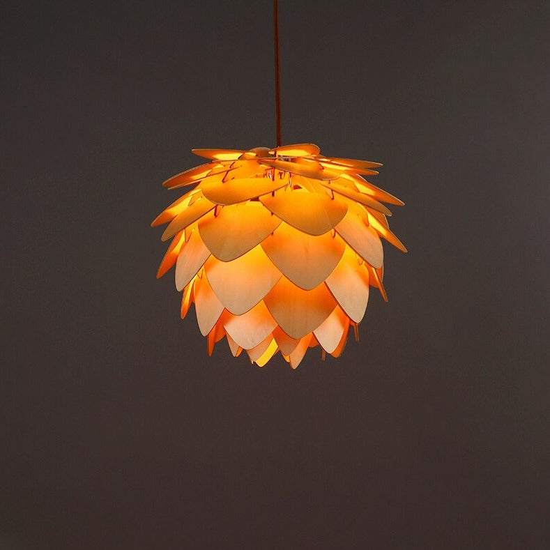 Ręcznie wykonana lampa wisząca z drewnianym szyszką