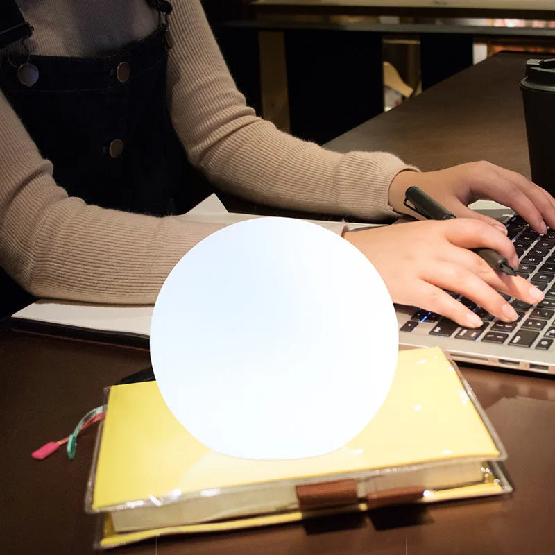 GlowSphere – Lampa stołowa z nowoczesnym, światowym urokiem