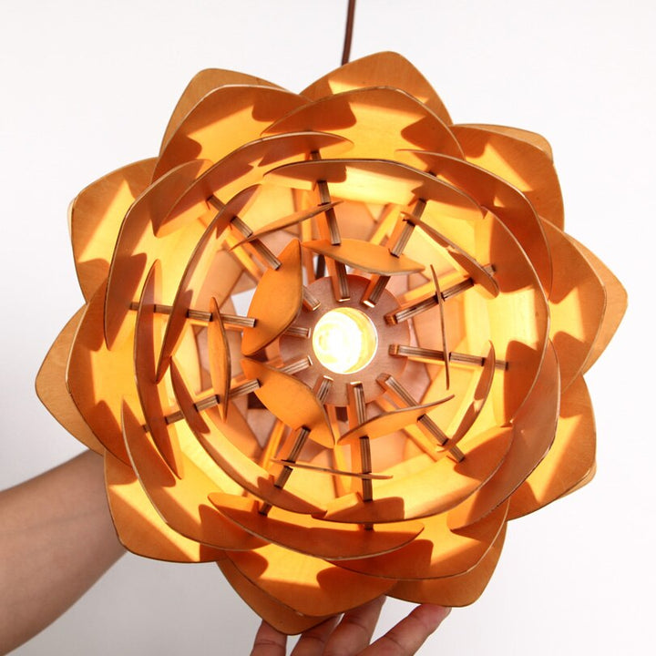 Ręcznie wykonana lampa wisząca z drewnianym szyszką