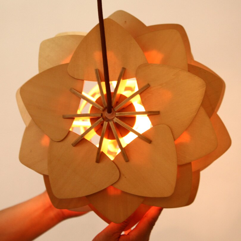 Ręcznie wykonana lampa wisząca z drewnianym szyszką