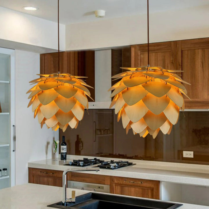 Ręcznie wykonana lampa wisząca z drewnianym szyszką